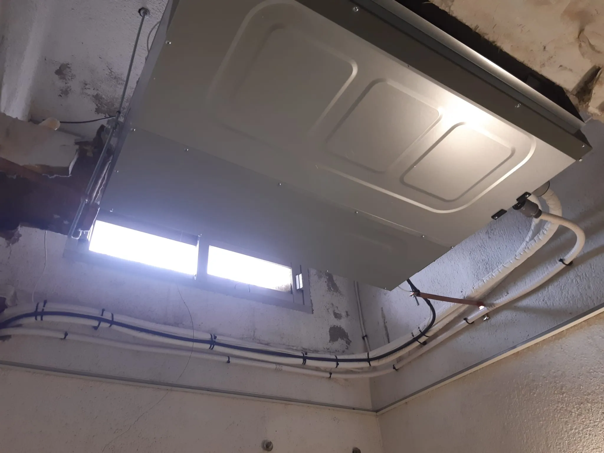 Instalación de aire acondicionado cassette profesional en local comercial de Málaga
